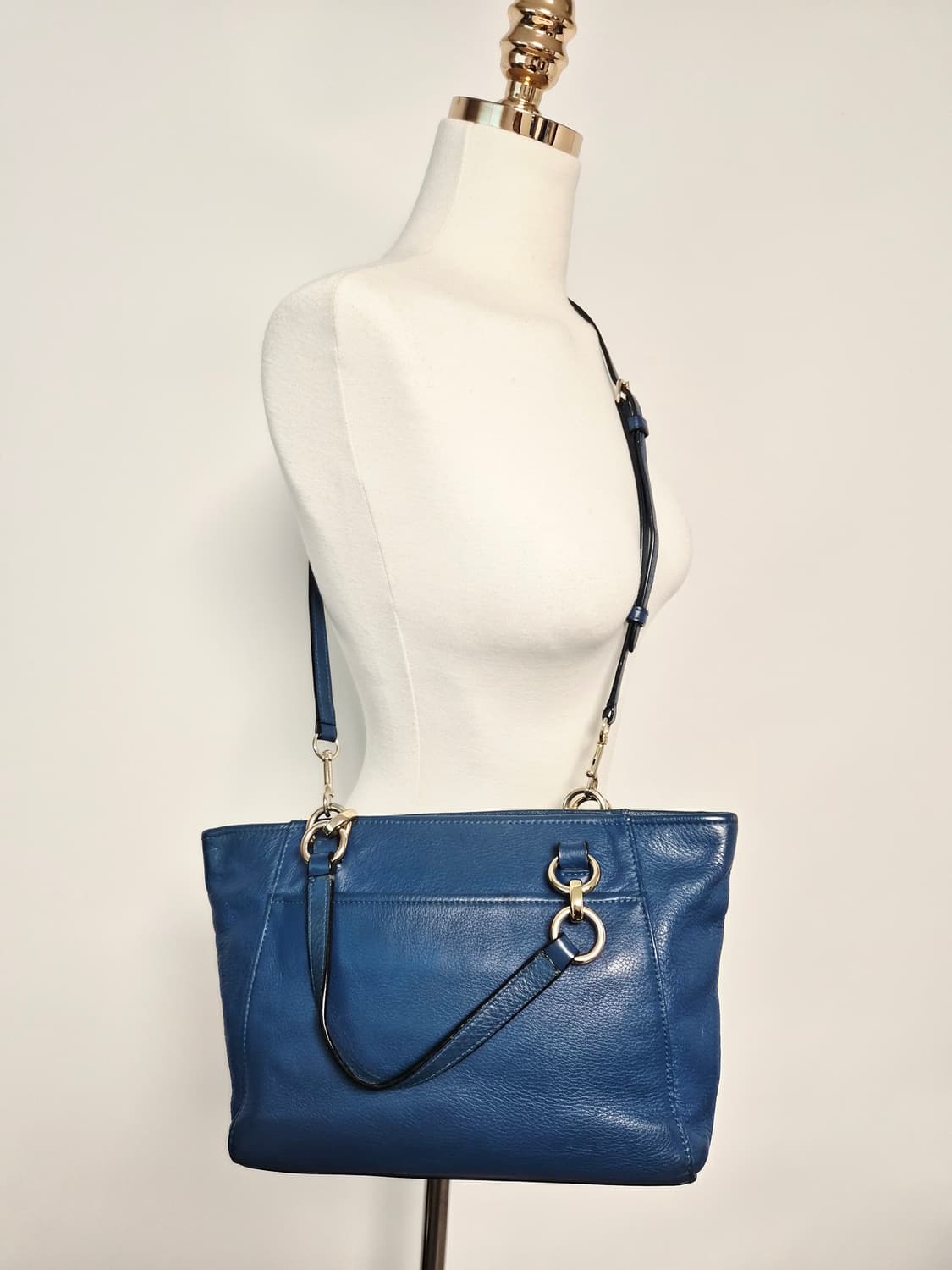 코치 블루 소가죽 숄더백 토드백 가방 상품이미지3