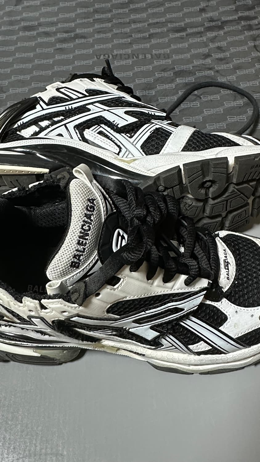 발렌시아가 뉴러너 스니커즈 블랙 및 화이트 상품이미지3