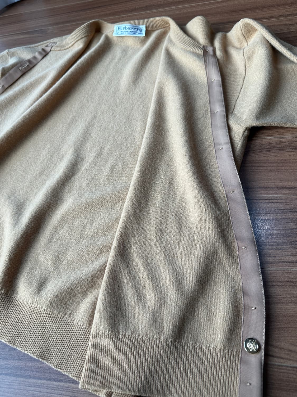 버버리 램스울 금장 가디건 베이지 40 상품이미지6