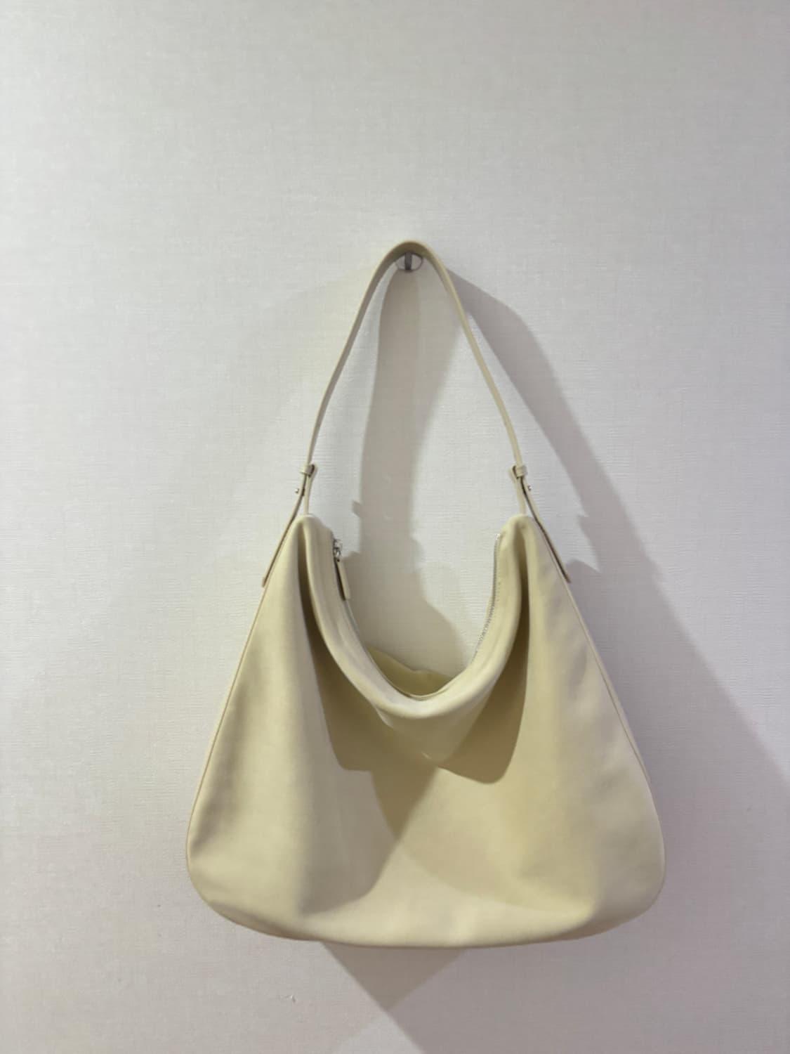 유에르 크림 스웨이드 호보백 상품이미지5