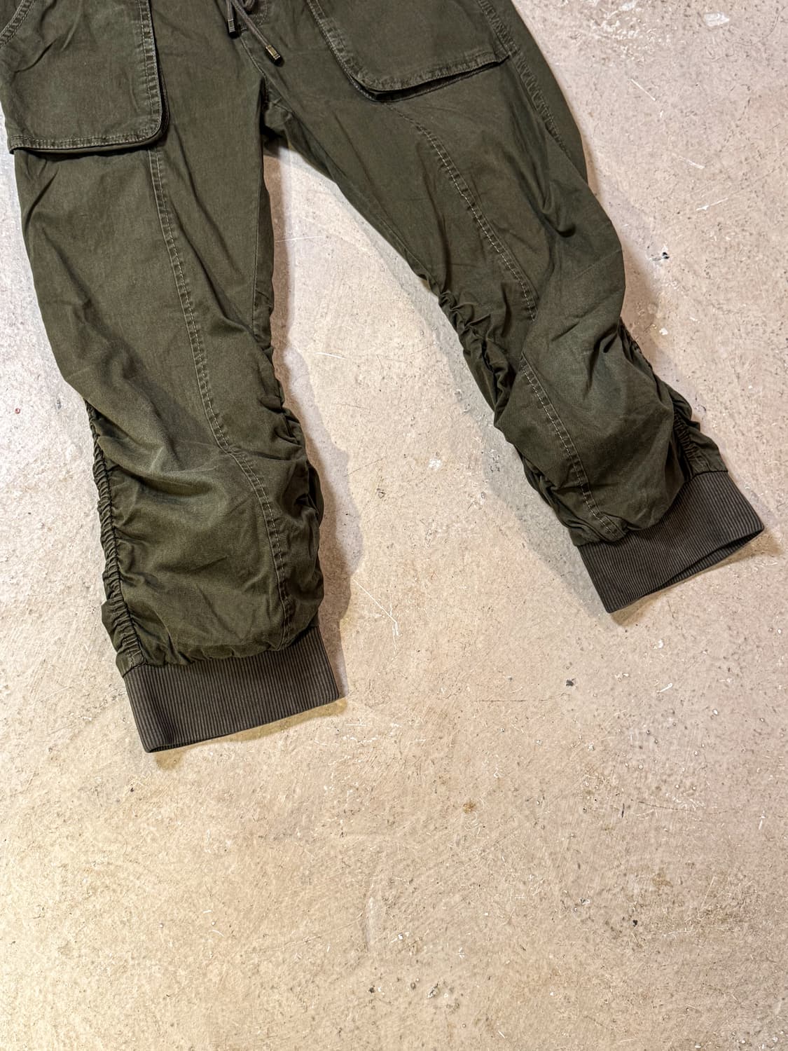 Khaki shirring capri pants  카키 셔링 카프리 팬츠 상품이미지4
