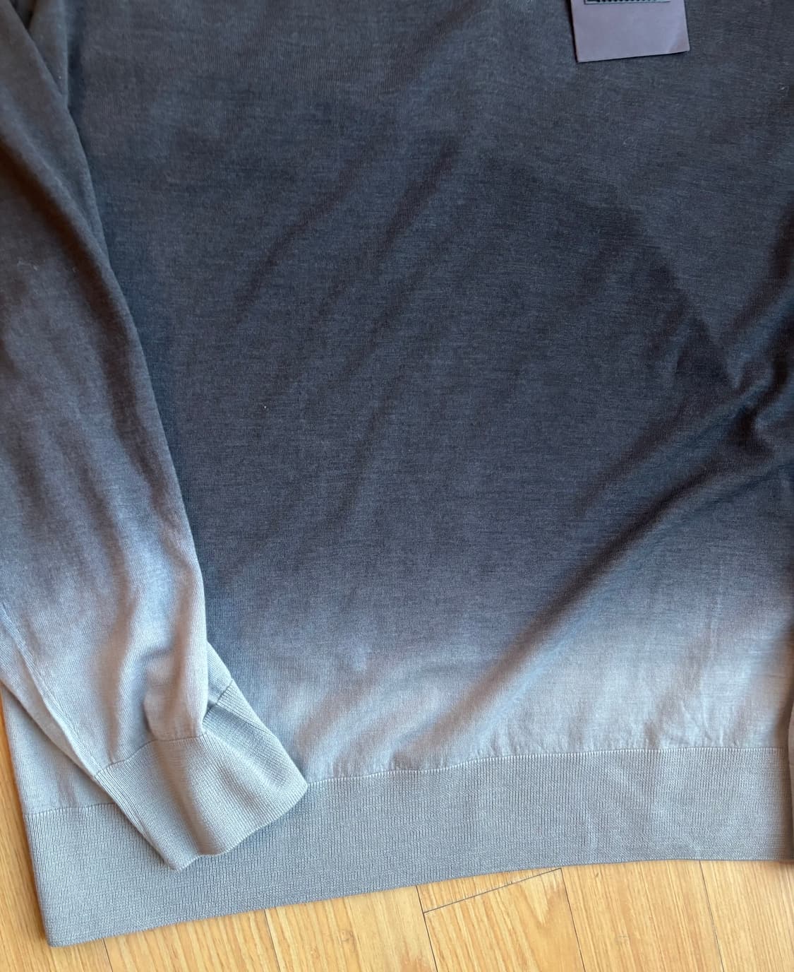 [50] 프라다 그라데이션 브이넥 니트 새상품 상품이미지6