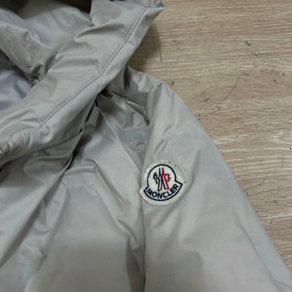 몽클레어 여성 시그니처 와펜 후드 패딩 점퍼 [그레이] L/100 상품이미지4