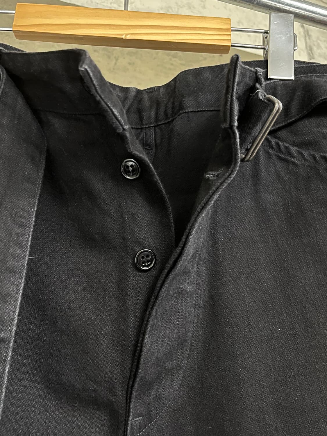 코모리 벨티드 데님 팬츠 블랙 상품이미지4