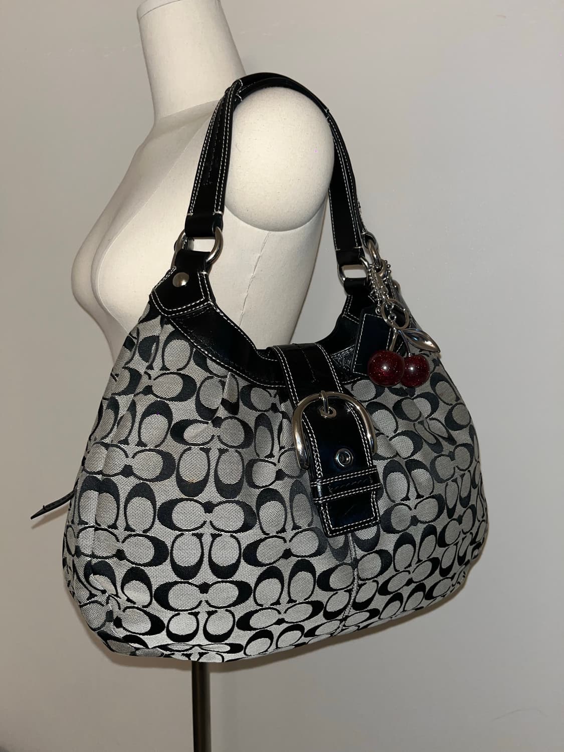Coach Black & White Shoulder Bag 상품이미지3