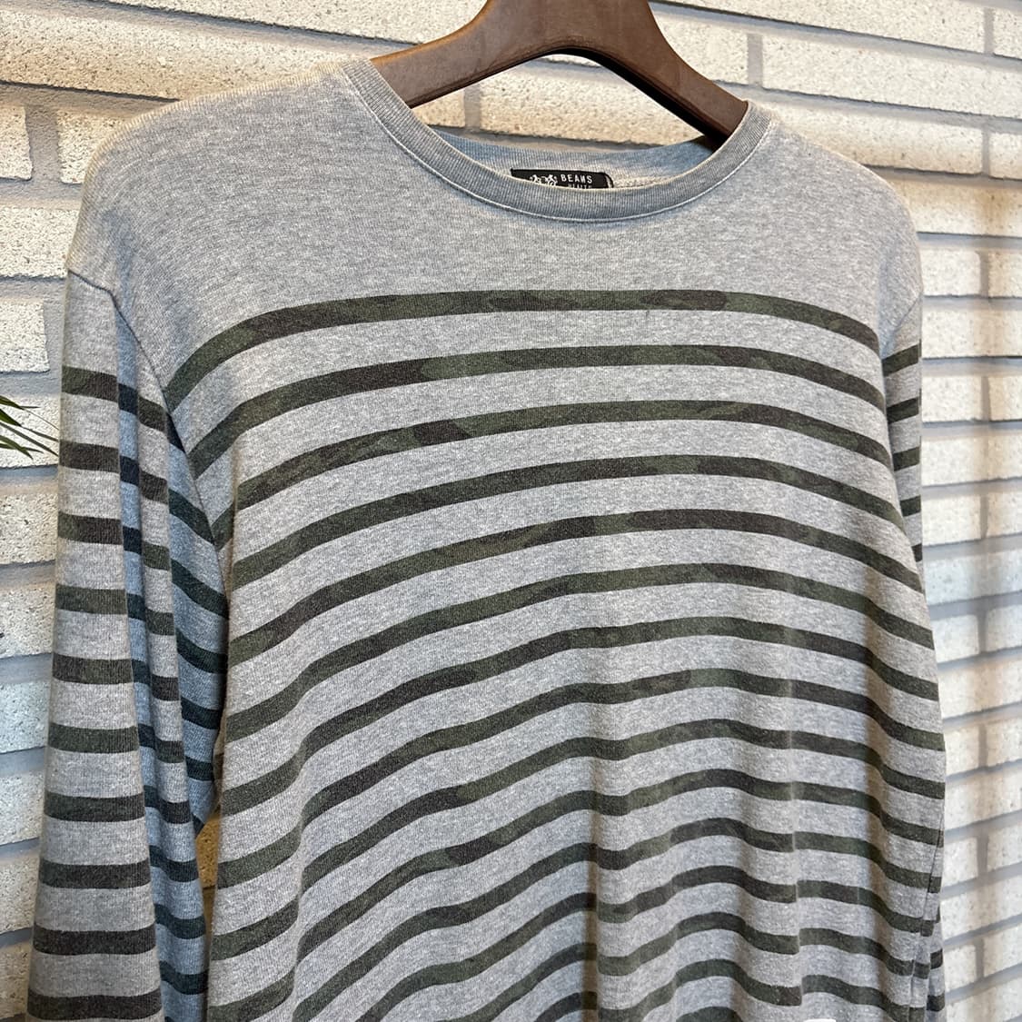 빔즈 스프라이프 스웻셔츠 카모패턴 라벨패치 디테일 그레이 상품이미지4