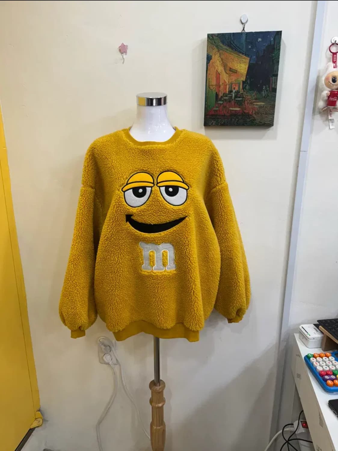 M&M’s 캐릭터 보아 플리스 맨투맨 /머스타드 옐로우/오버핏 상품이미지2