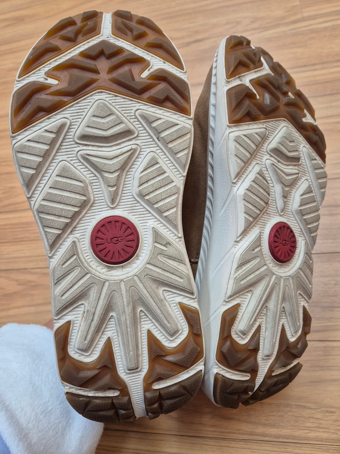 브라운 색상 UGG 어그 워커 판매합니다. 사이즈는 260mm이고, 남성 상품이미지5