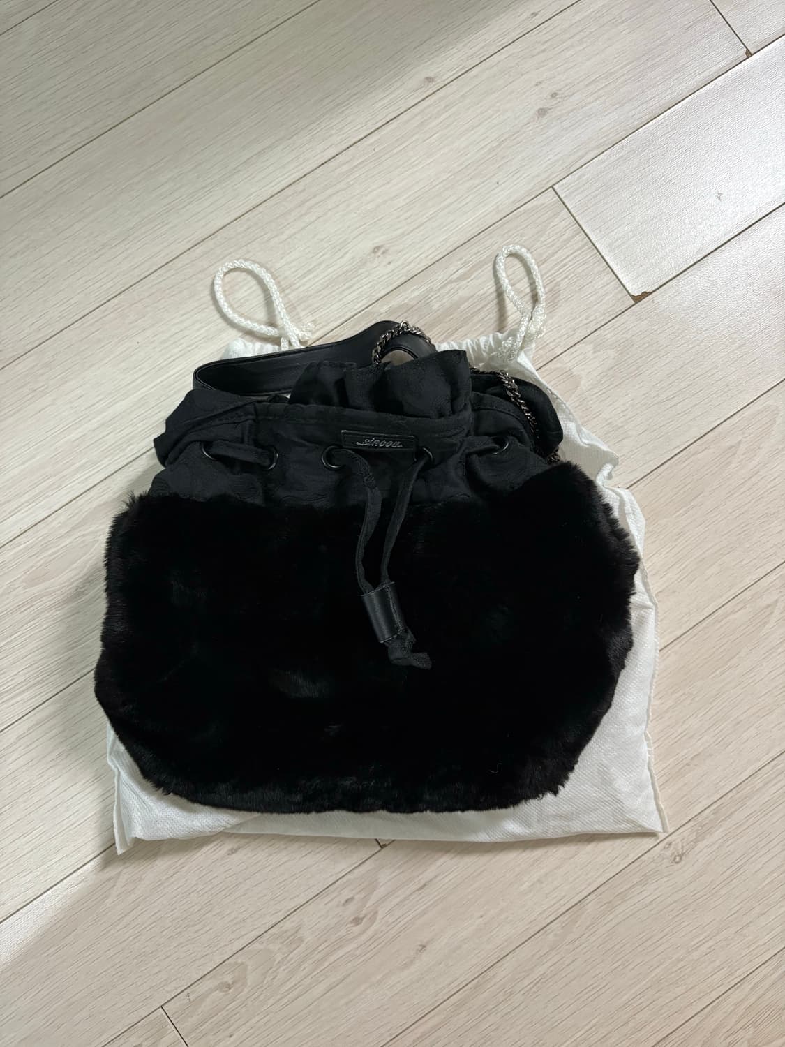 시눈 퍼 가방 블랙 컬러 상품이미지1