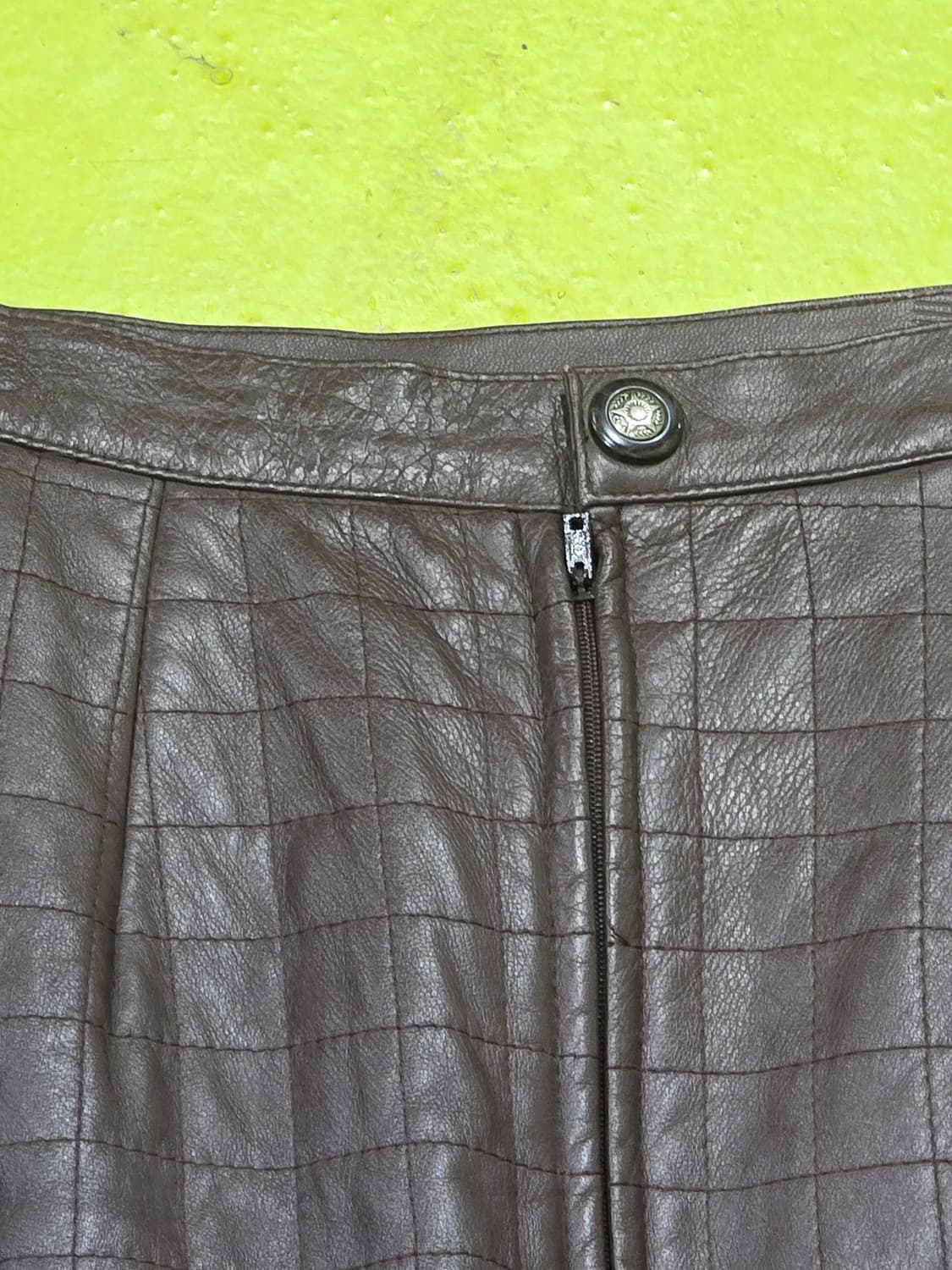 윤앤주 컬렉션 리얼 가죽 퀼팅 스커트 상품이미지3