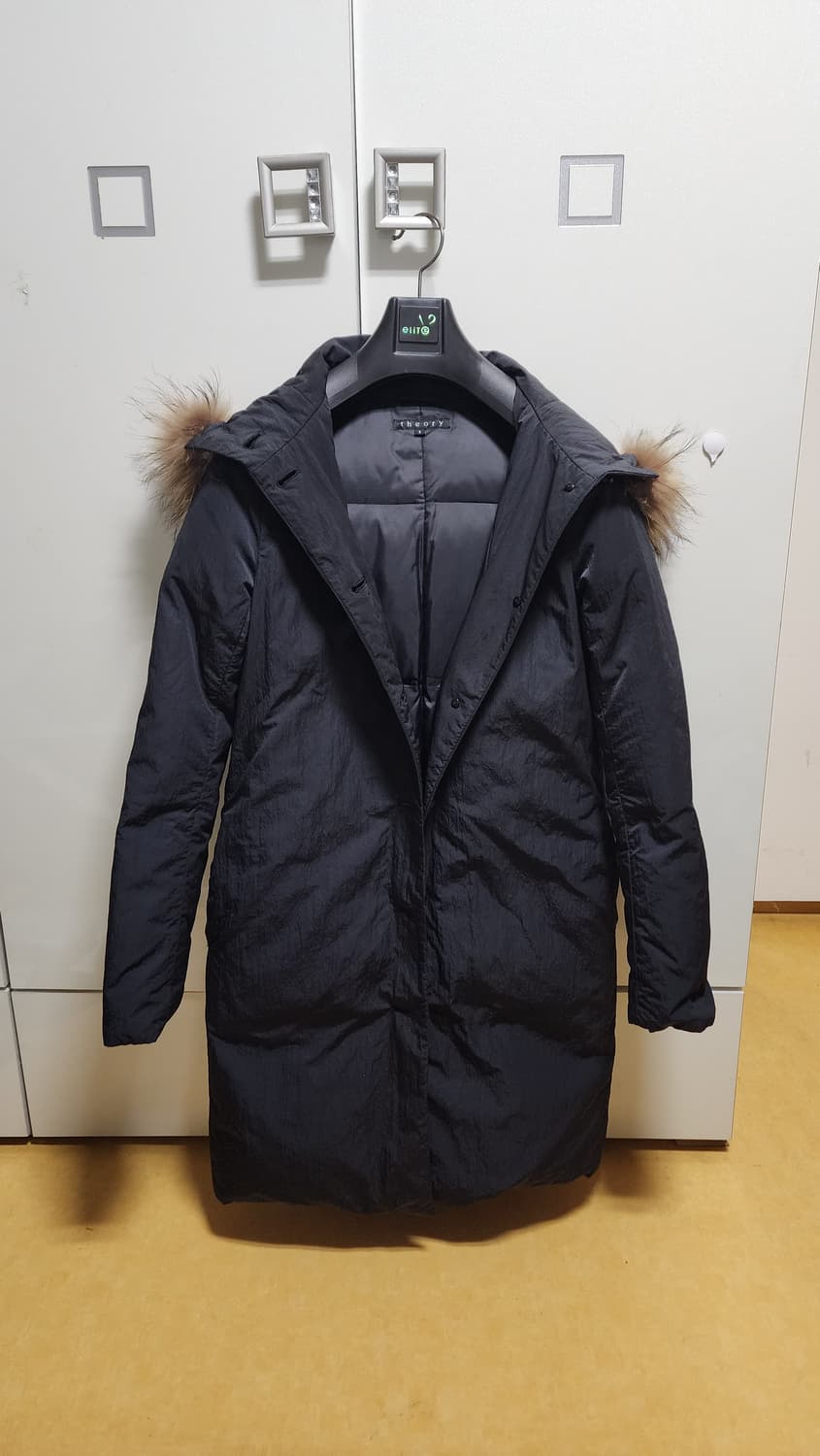 띠어리 후드 라쿤털 장식 블랙 롱 패딩 상품이미지3