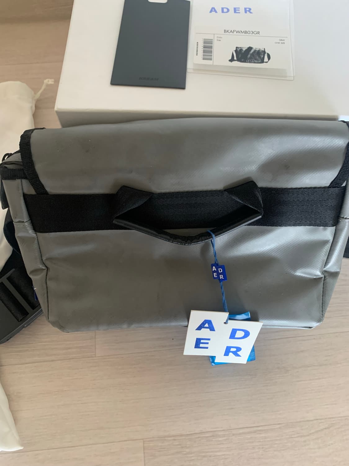 아더에러 크로스바디백 그레이 상품이미지3