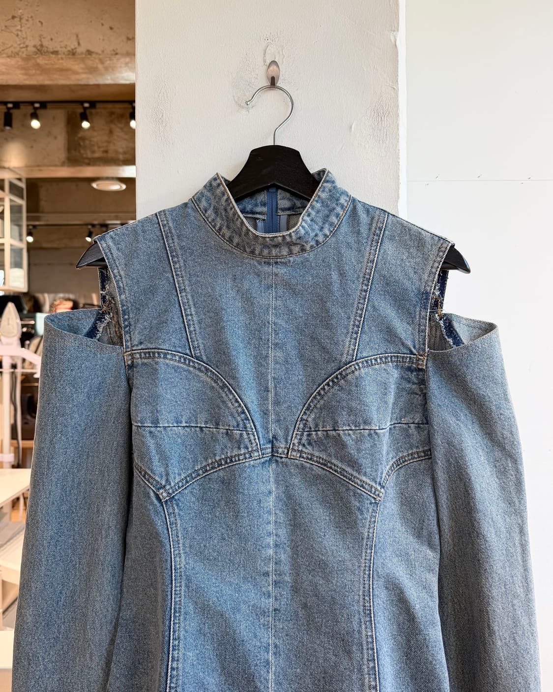 준지 데님 숄더 컷아웃 탑 상품이미지3