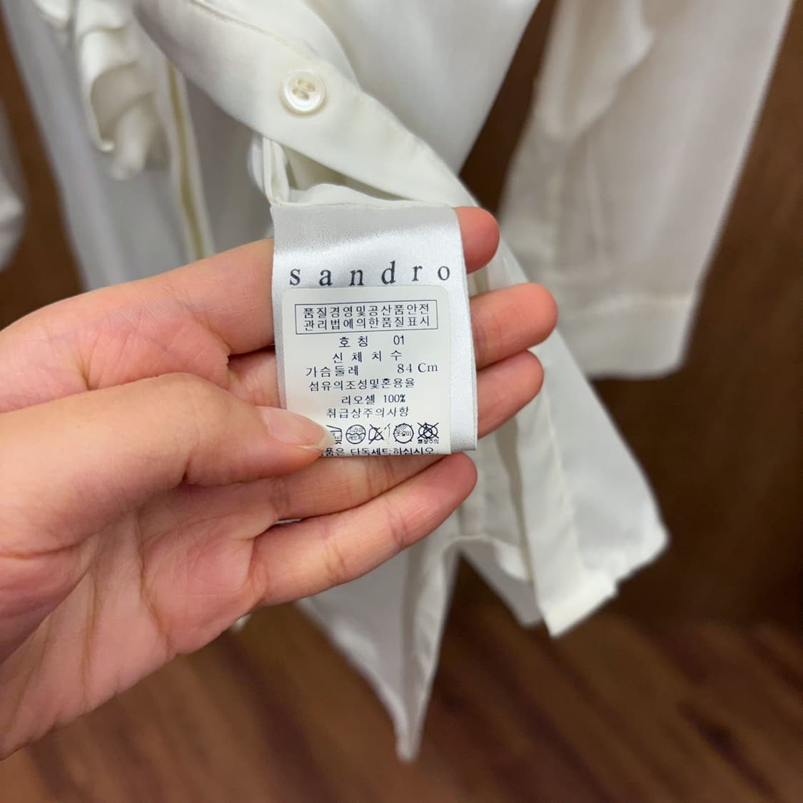 산드로 긴팔 블라우스 슬릿 넥 러플 히든 버튼업 백 핀턱 디테일 아이보리 상품이미지8