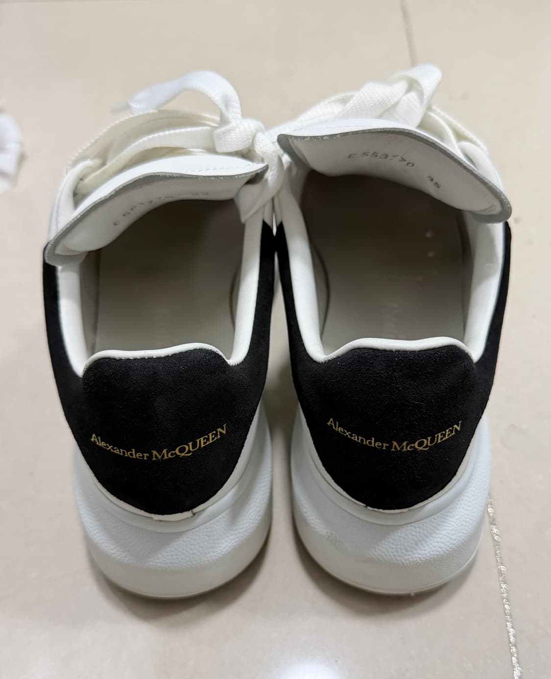 알렉산더 맥퀸 오버솔 스니커즈 화이트 블랙 상품이미지3