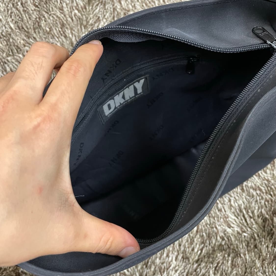 DKNY 블랙 나일론 숄더백 상품이미지9