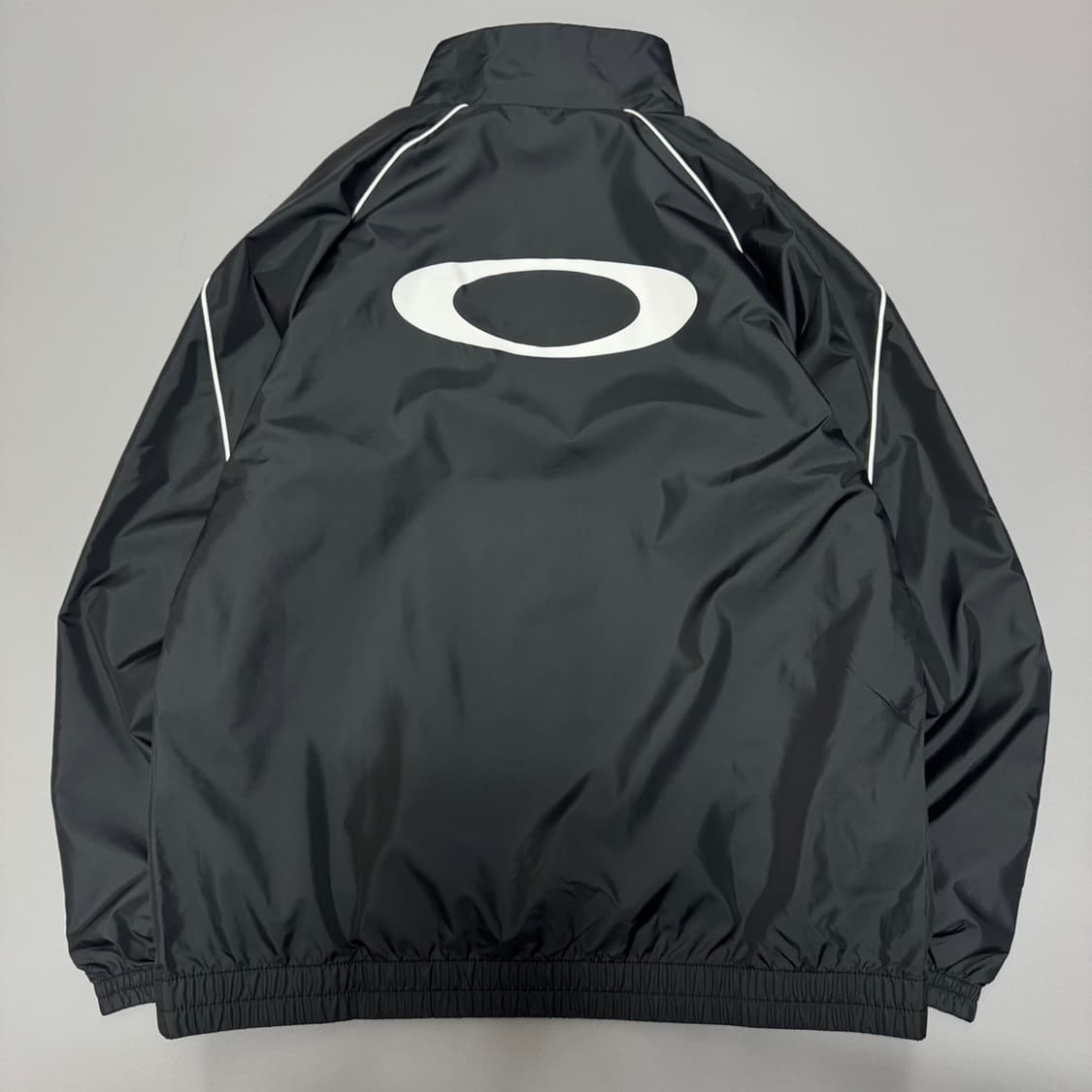 오클리 블랙컬러 파이핑 양면 서클 로고 폴리에스터 하이넥 윈드브레이커 상품이미지7