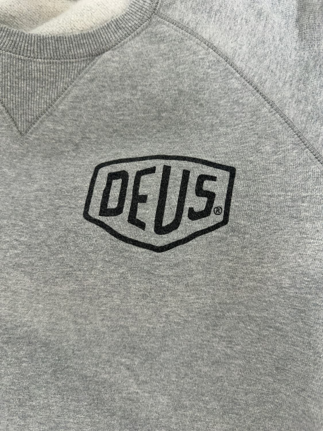 데우스 엑스 마키나 맨투맨 상품이미지1