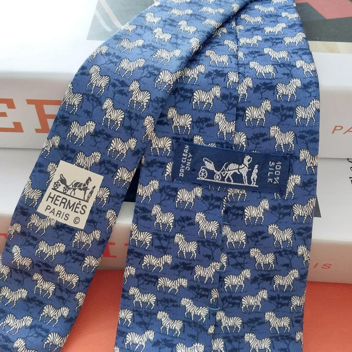 에르메스 실크 블루 얼룩말 패턴 넥타이 9.3cm A+등급 K1218
 상품이미지5