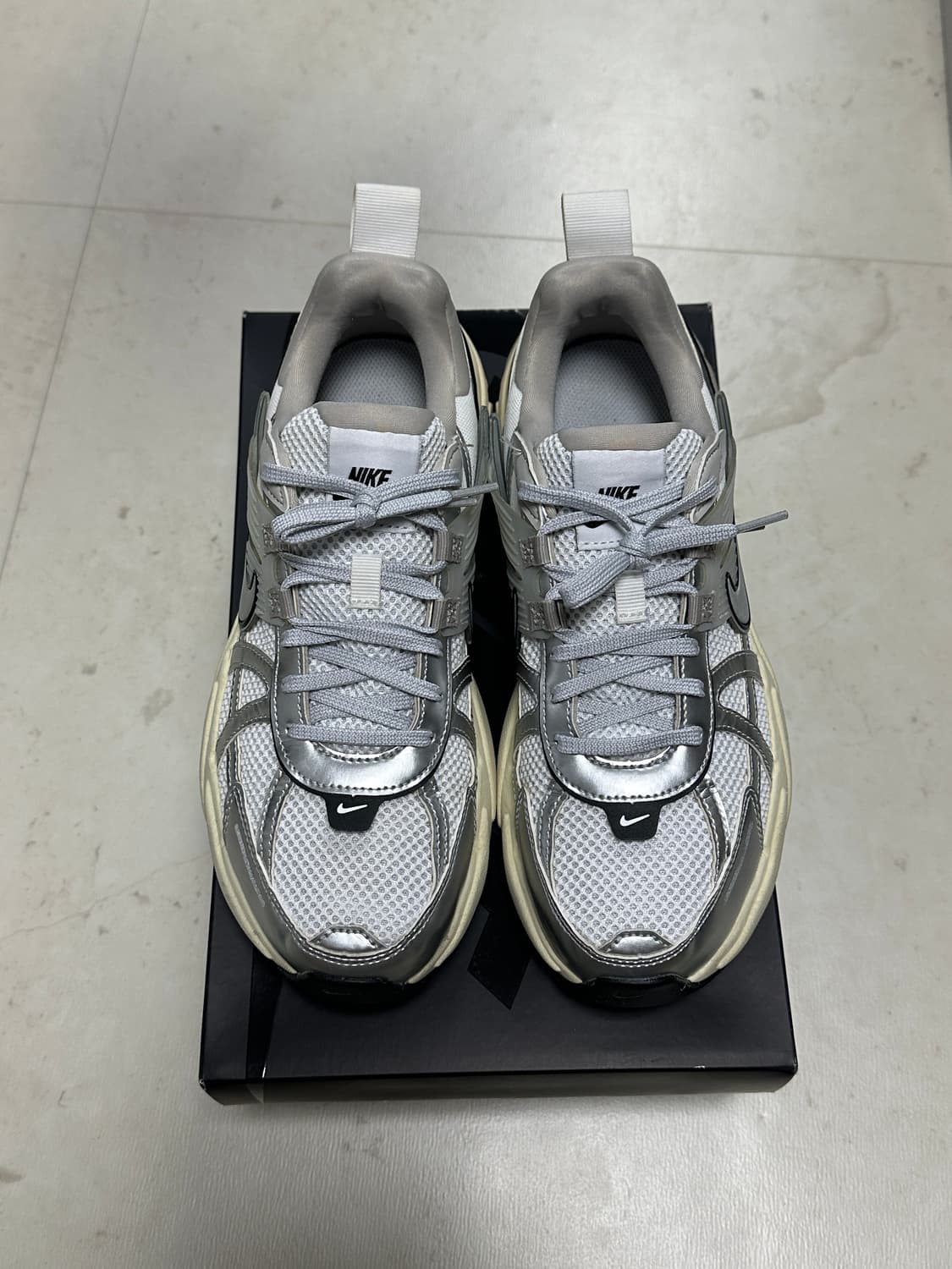 [260] 나이키 V2K 런 서밋화이트 메탈릭실버 상품이미지1