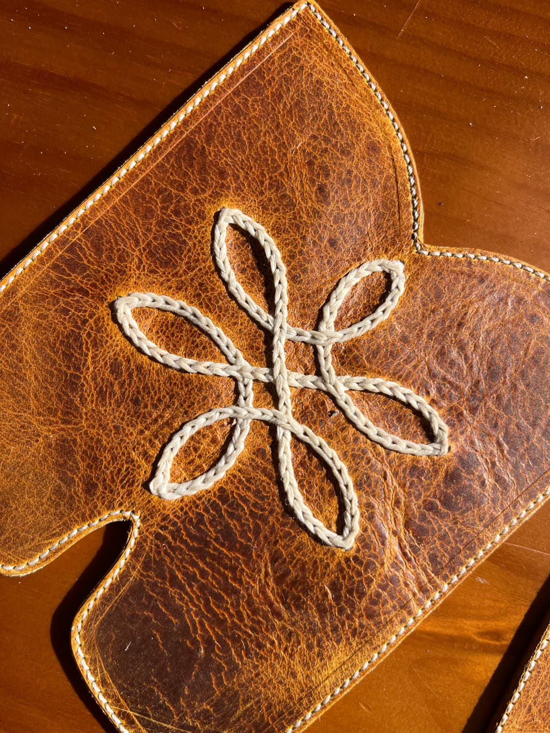 Hand-Embroidered Leather Cup Coaster 상품이미지6