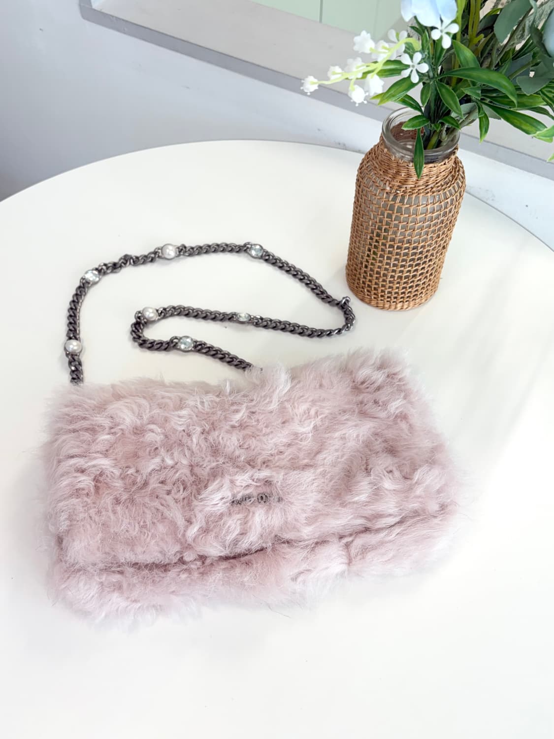 [A+ 정품] 미우미우 양털 퍼 크리스탈 체인 크로스백 상품이미지1