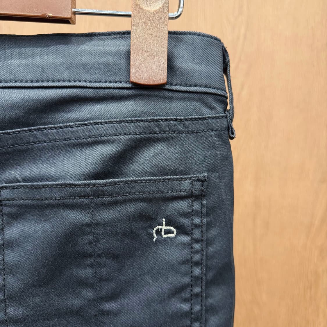 랙앤본 코팅 스키니 팬츠 백 포켓 시그니처 미니 자수 로고 디테일 블랙 상품이미지6