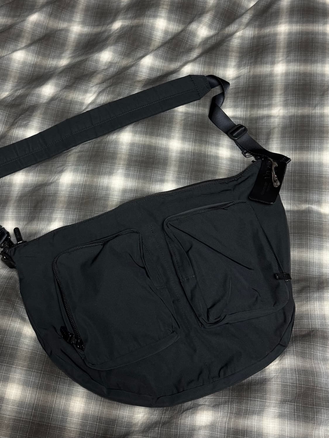 아미아칼바 개버딘 바디백 상품이미지1