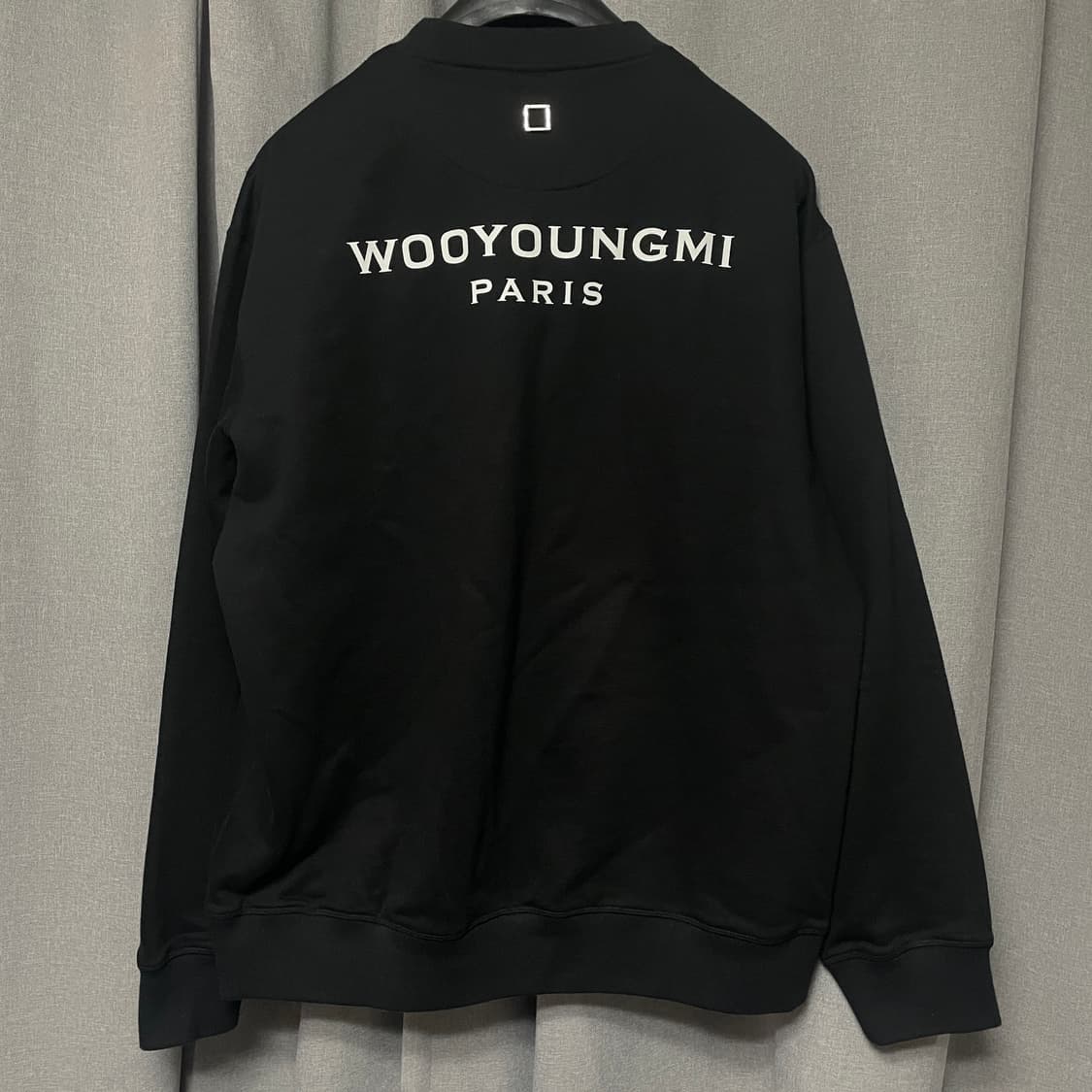 우영미 블랙 코튼 백로고 스웨트셔츠 상품이미지1