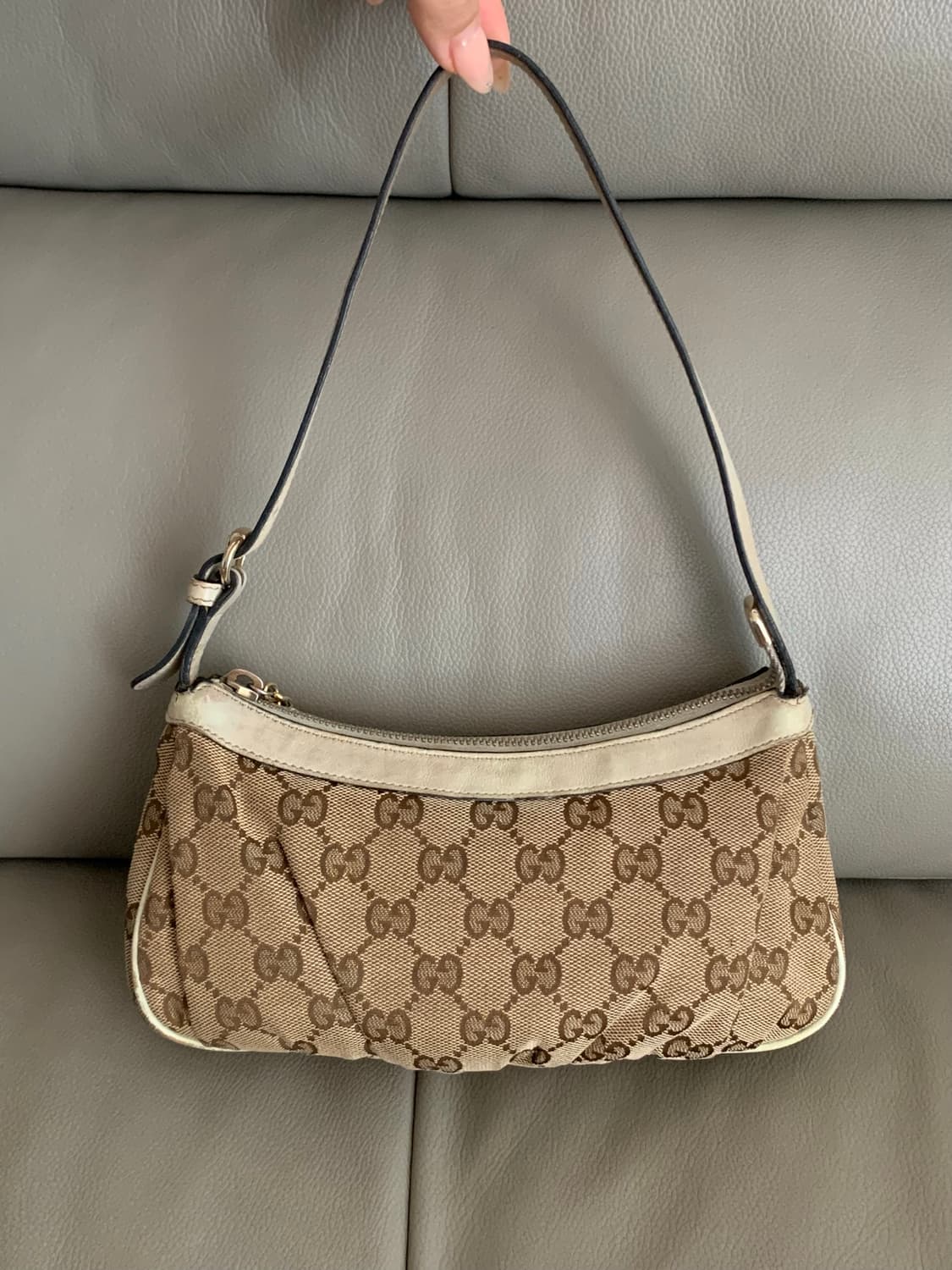 🤍 Gucci 캔버스 GG 미니 자가드 하트 로고 참 바게트 백 상품이미지3