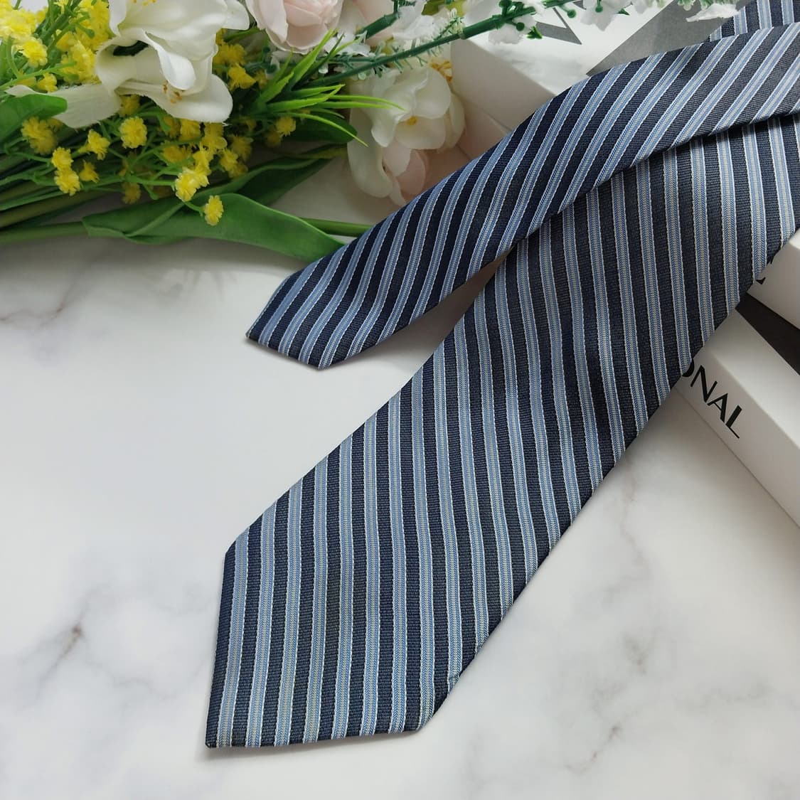 켈빈클라인 네이비 스트라이프 넥타이 8cm 슬림 B등급 K881
 상품이미지3