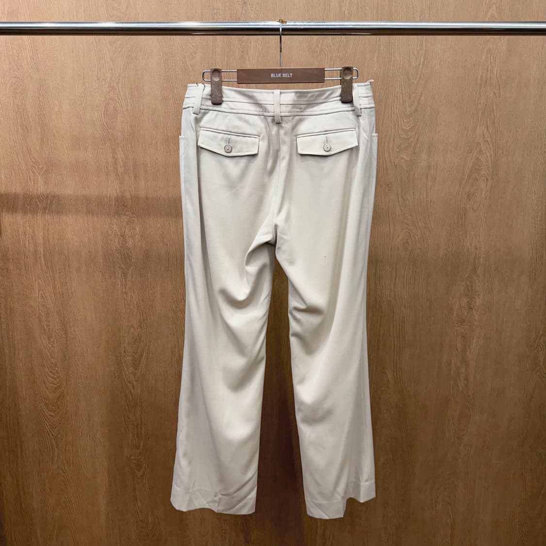 꾸레쥬 슬랙스 팬츠 후면 플랩 포켓 히든 지퍼 디테일 라이트 베이지 상품이미지3