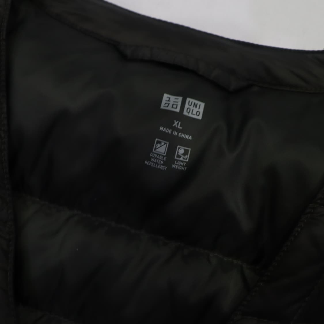 유니클로 카키 다운 브이넥 경량 가디건 패딩 상품이미지7