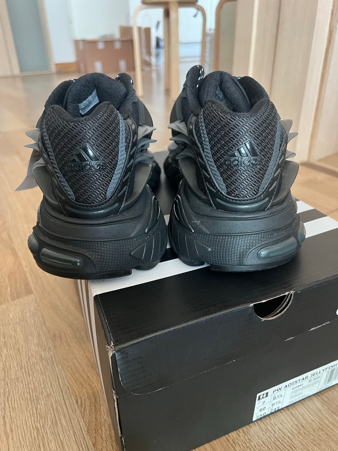 250)새상품 아디다스X퍼렐 윌리엄스 아디스타 젤리피쉬 트리플 블랙 상품이미지4