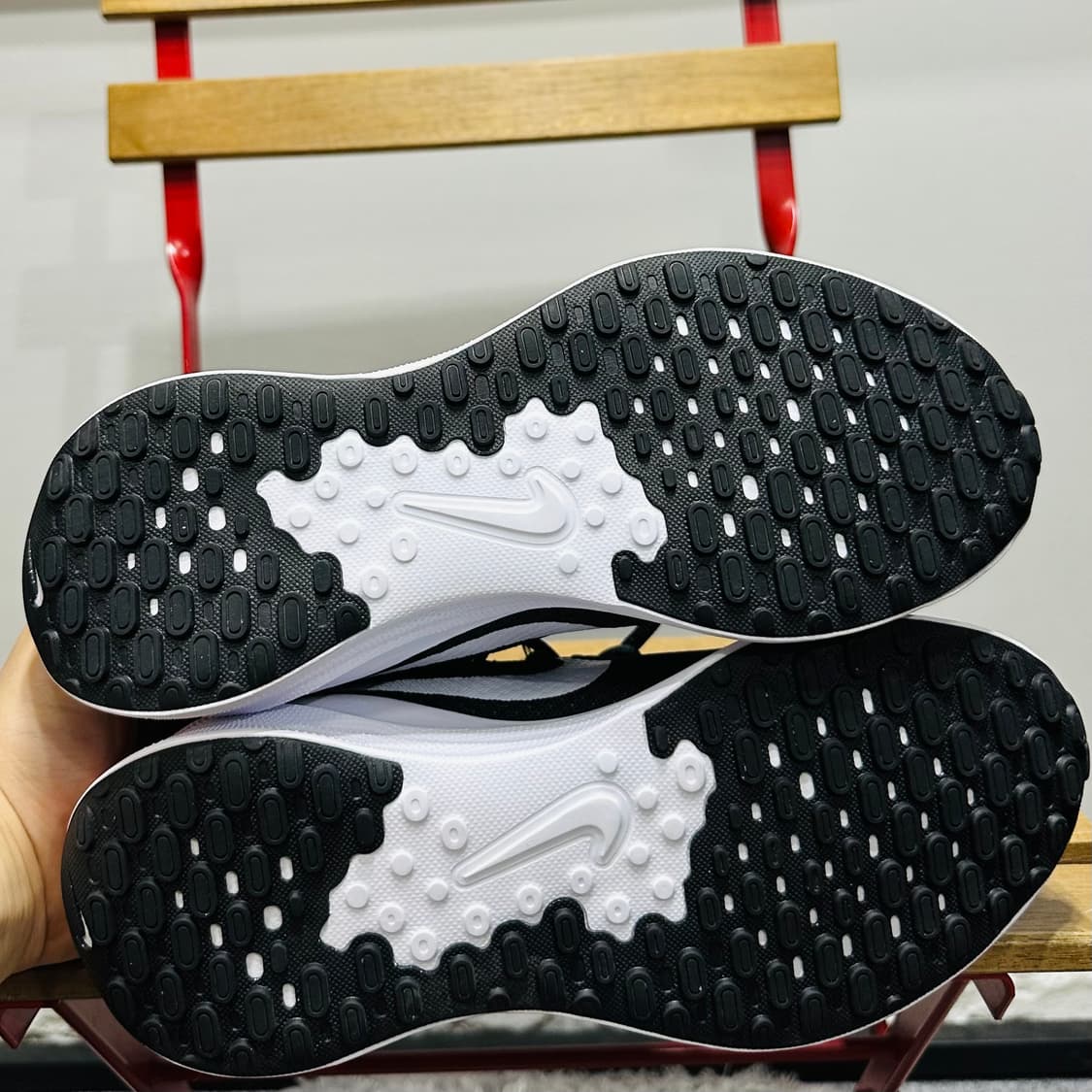 250) 나이키 런닝화 남녀공용 운동화 레볼루션 7 블랙 화이트 상품이미지6