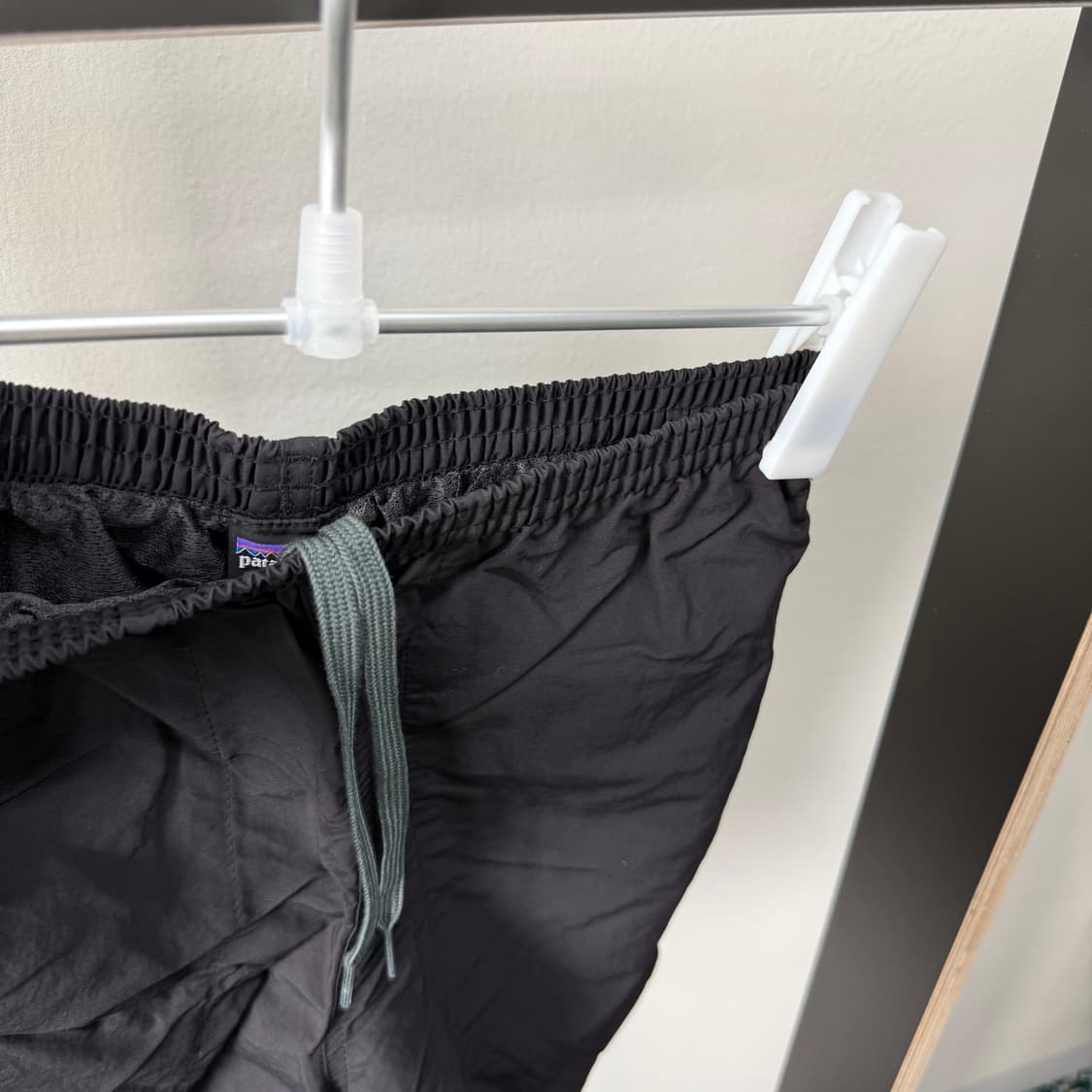 파타고니아 로고 배기스 5인치 쇼츠 블랙 상품이미지3