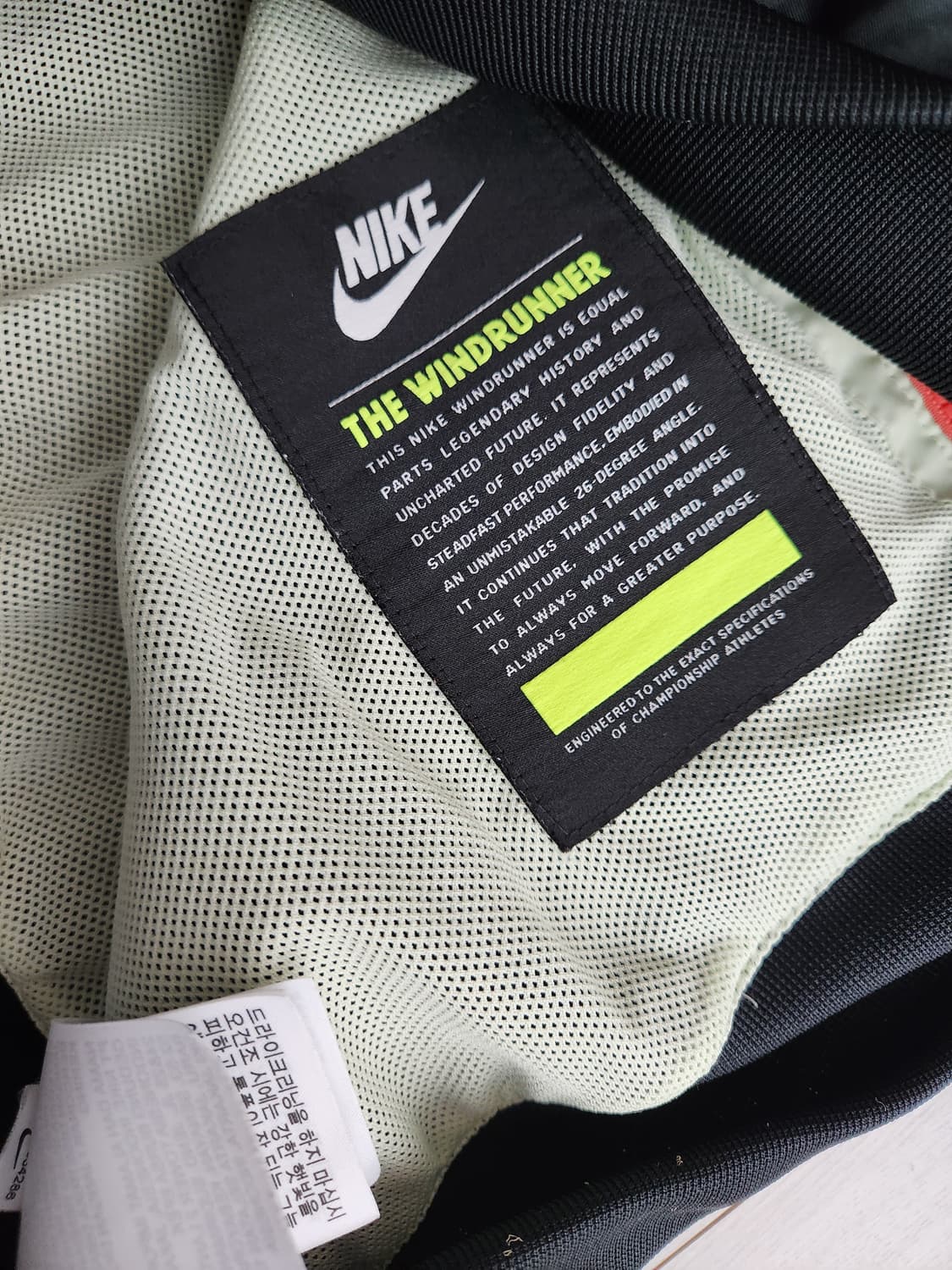 나이키 NSW 윈드러너 후드 자켓 블랙 블루 - 아시아 사이즈M

사용감 상품이미지9