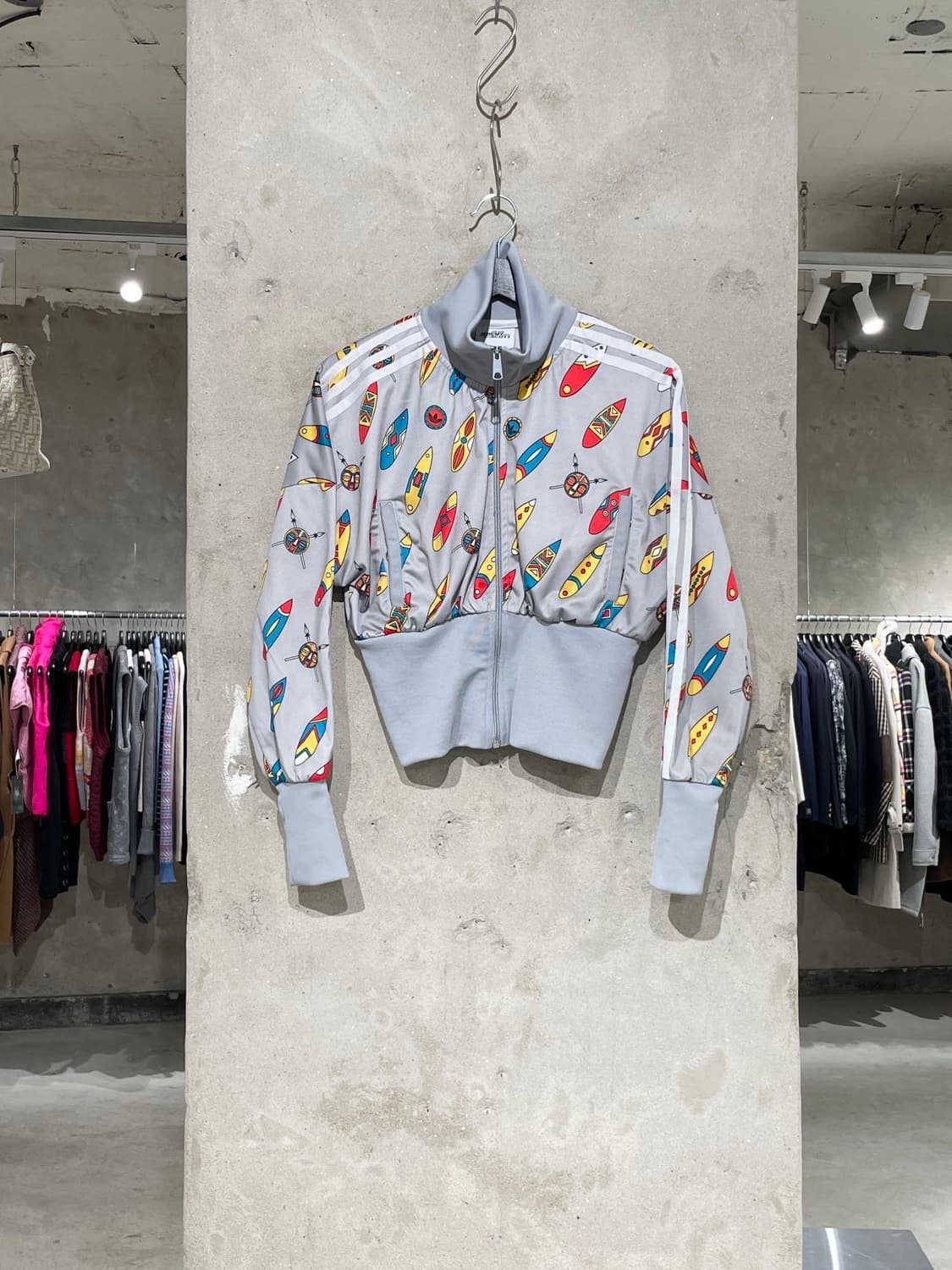 아디다스 x 제러미 스콧 그레이 아프리칸 서핑보드 크롭 져지 상품이미지1