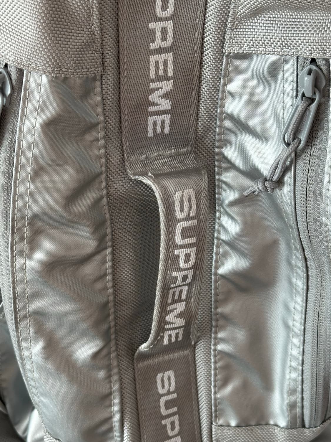 슈프림 22fw 백팩 실버컬러 상태 굿 상품이미지4