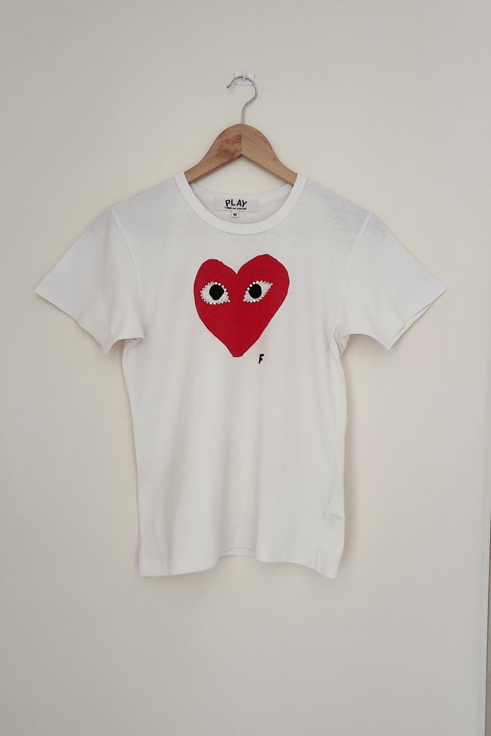 (국내매장판) 꼼데가르송 플레이 화이트 하트 로고 반팔티 M 상품이미지1