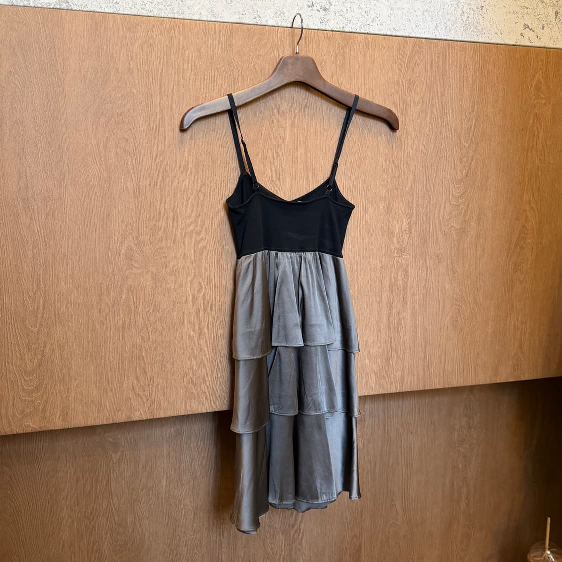 띠어리 슬리브리스 미니 원피스 러플 레이어드 디테일 블랙 카키 상품이미지5