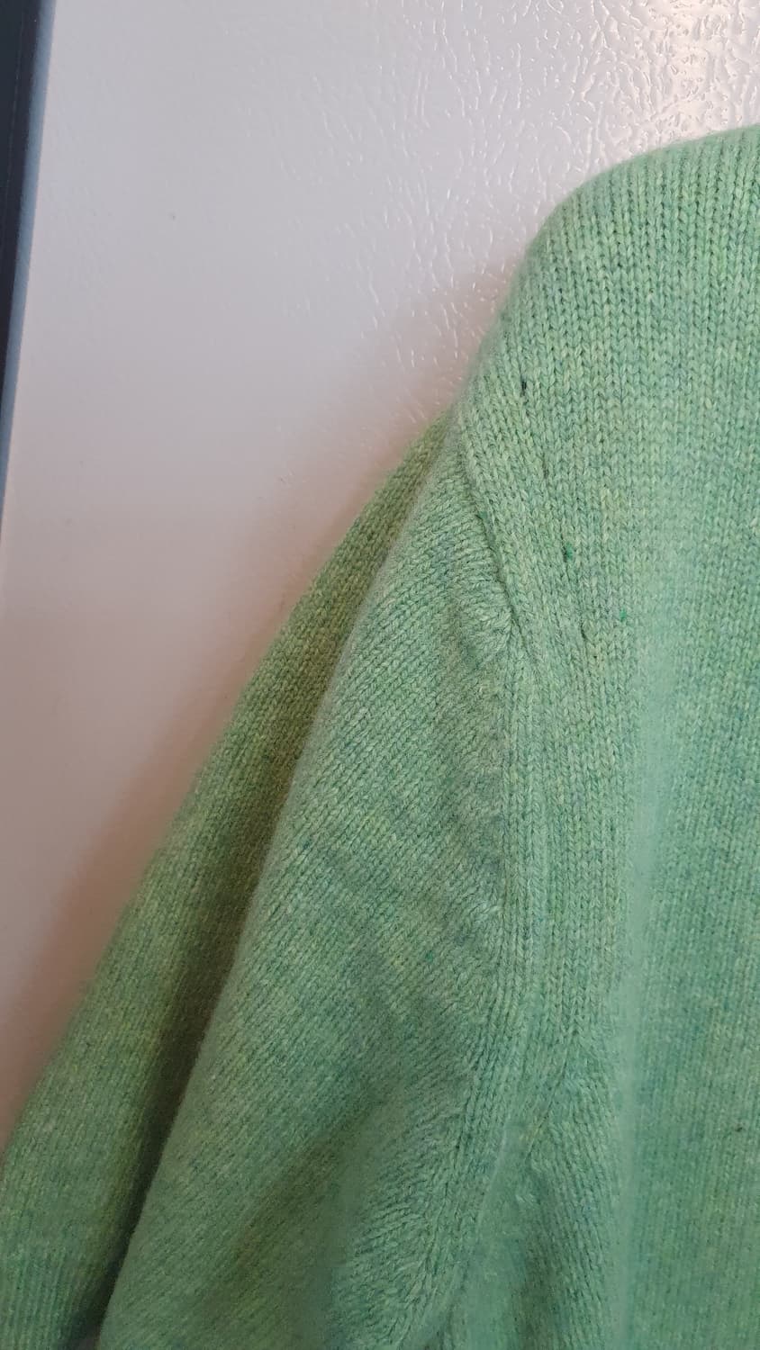 그로브 반팔 니트 그린색상입니다. 옆에 단추 디테일이 있어서 더 귀여워요 상품이미지6