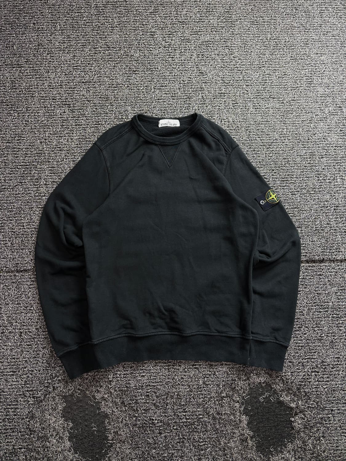 스톤아일랜드 와펜 미니멀 워시드 블랙 맨투맨 3536 상품이미지2