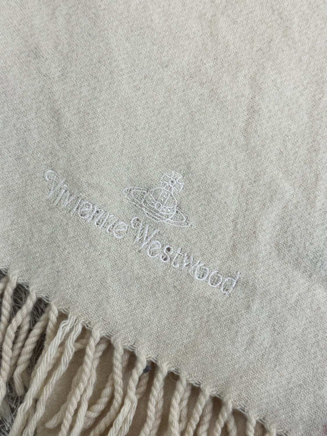 비비안웨스트우드 아이보리 화이트 로고자수 머플러 상품이미지4