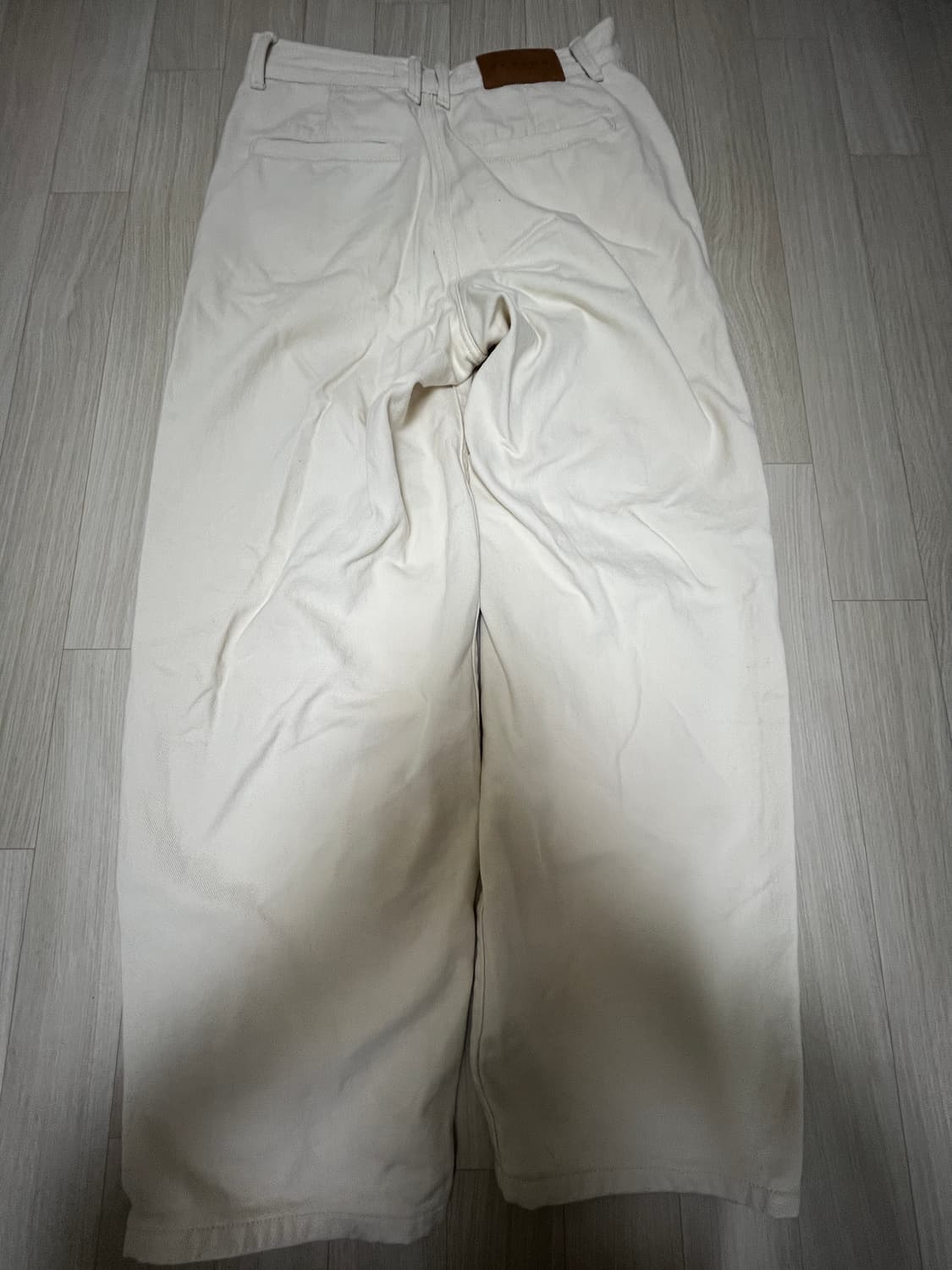 비슬로우 BALLOON FIT CURVED JEANS CREAM 크림진 상품이미지4