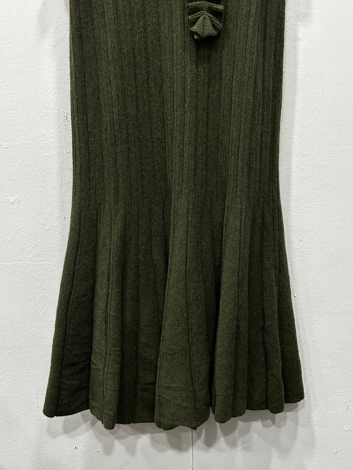 럭키슈에뜨 울 니트 프릴 롱원피스 F 카키 상품이미지5