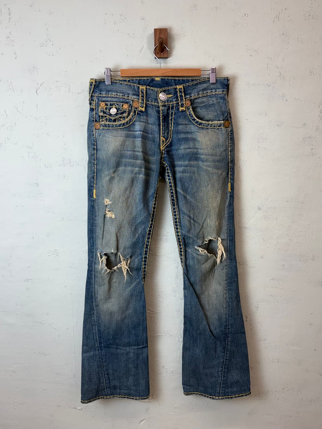 트루릴리전 빈티지 디스트레드 부츠컷 데님팬츠 상품이미지1