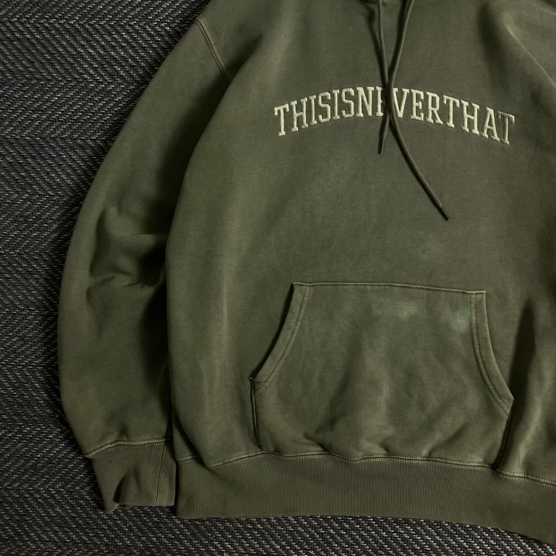 디스이즈네버댓 빅로고 박시핏 피그먼트 후드 티셔츠 y 3054 상품이미지4