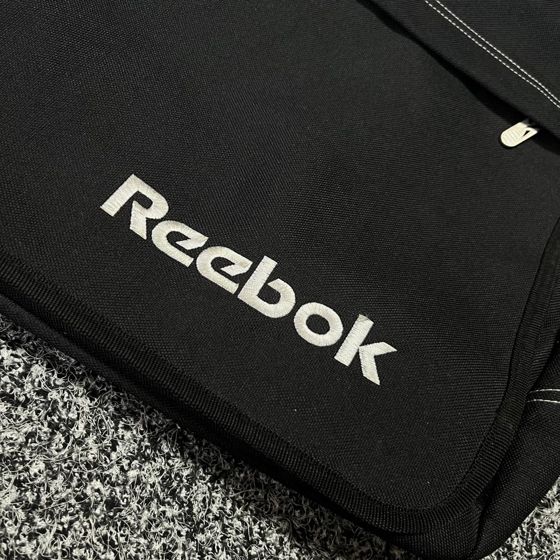 리복 Reebok 블랙 메신저백 크로스백 상품이미지2