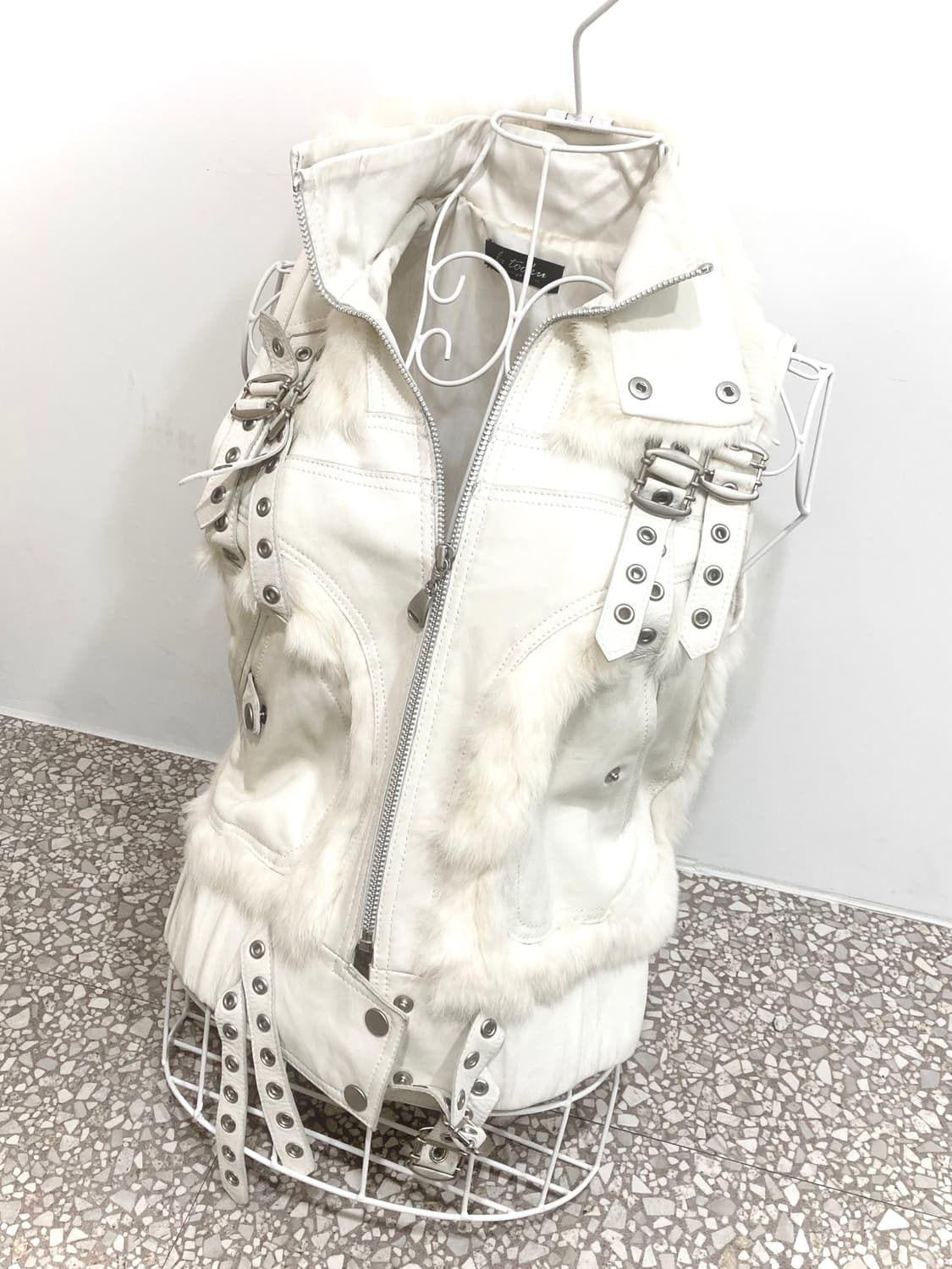 rabbit fur Ivory buckle vest 상품이미지1